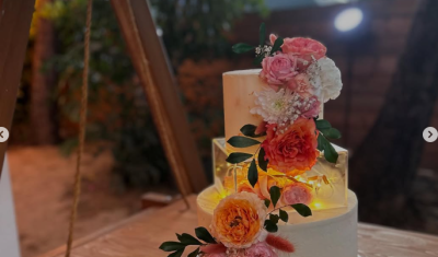 Gâteau de mariage avec des fleurs à Saint-Pierre de La Réunion