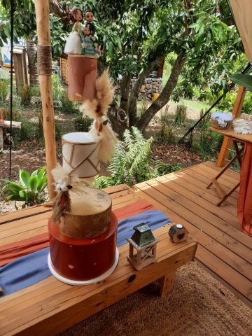 Gâteaux suspendu avec le thème terracotta et fleurs séchées 