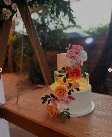 Gâteau de mariage avec des fleurs à Saint-Pierre de La Réunion